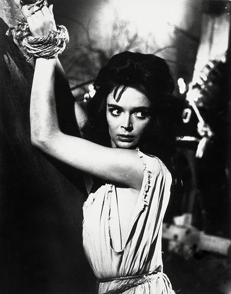 阴暗的哥特式恐怖电影：《黑色星期日》