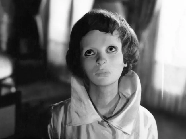 《没有脸的双眼》：用实验手法展现人间悲剧