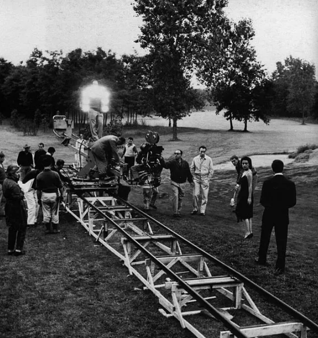 《夜》:突破了传统艺术风格的经典 《夜》:突破了传统艺术风格的经典