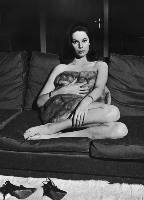 《奇爱博士》：黑色喜剧的荒诞与反讽