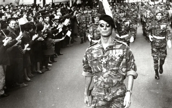 《阿尔及尔之战》:罩袍面纱下是反抗的炸弹 《阿尔及尔之战》:罩袍面纱下是反抗的炸弹