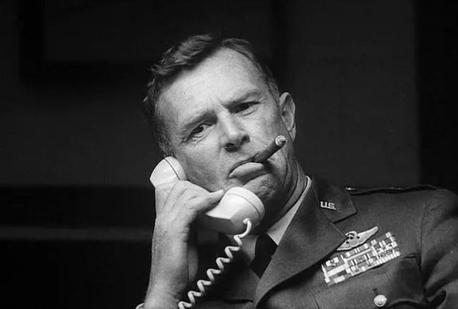 《奇爱博士》：黑色喜剧的荒诞与反讽