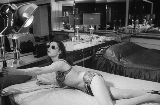 《奇爱博士》：黑色喜剧的荒诞与反讽