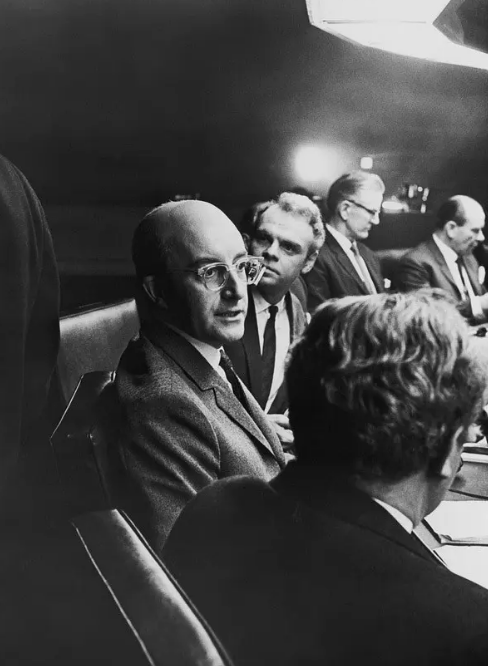 《奇爱博士》：黑色喜剧的荒诞与反讽