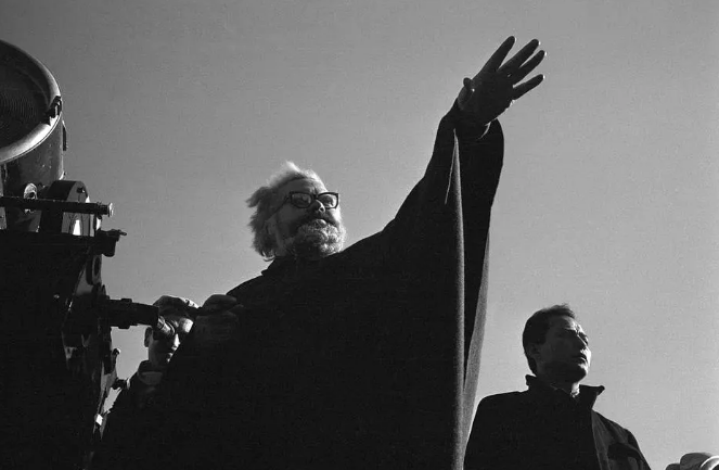 《午夜钟声》：时代终结的悲歌