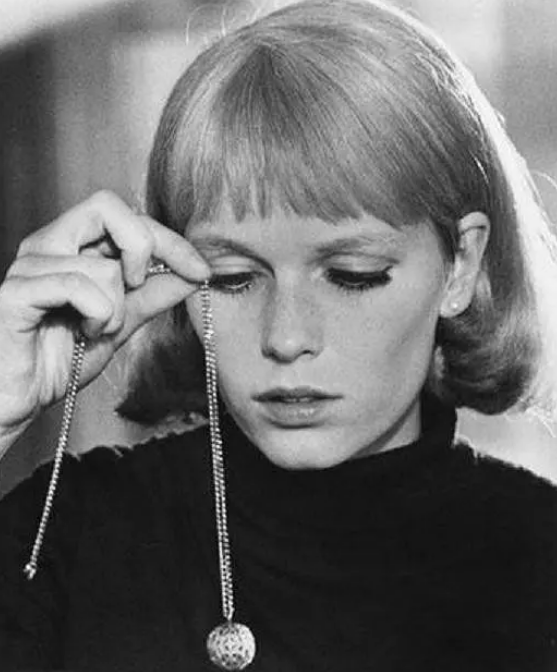 《魔鬼圣婴》：用细节铺垫悬念