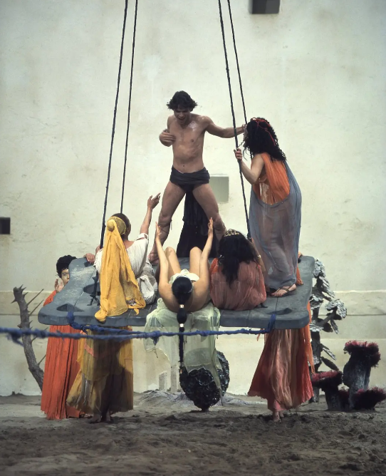 《萨蒂里孔》：荒诞到极致的爱情神话