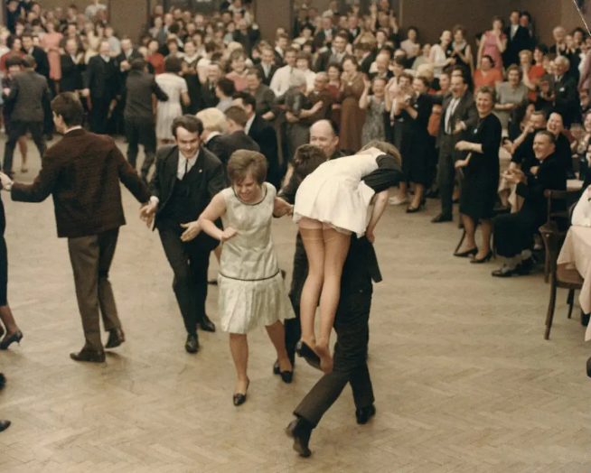 《消防员舞会》：舞会众生相