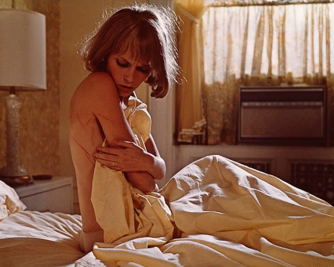 《魔鬼圣婴》：用细节铺垫悬念