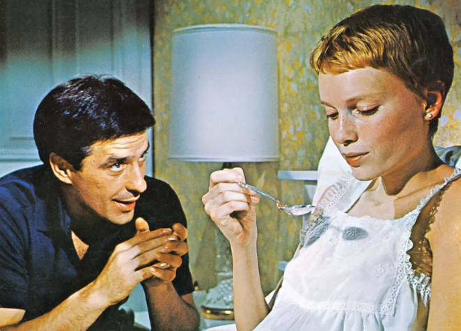 《魔鬼圣婴》：用细节铺垫悬念