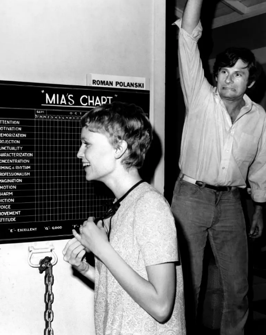 《魔鬼圣婴》：用细节铺垫悬念