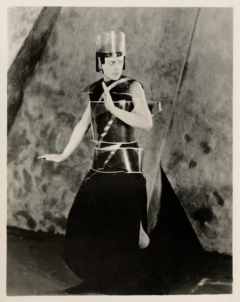 让人大开眼界的苏联早期科幻片：《火星女王艾莉塔》