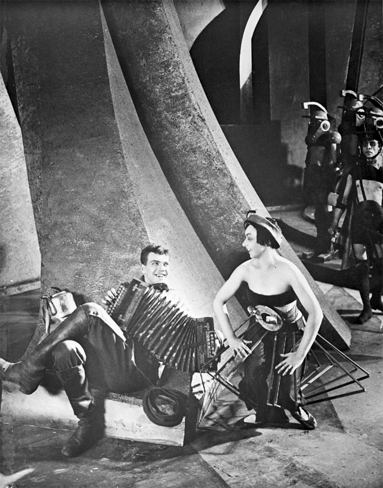 让人大开眼界的苏联早期科幻片：《火星女王艾莉塔》