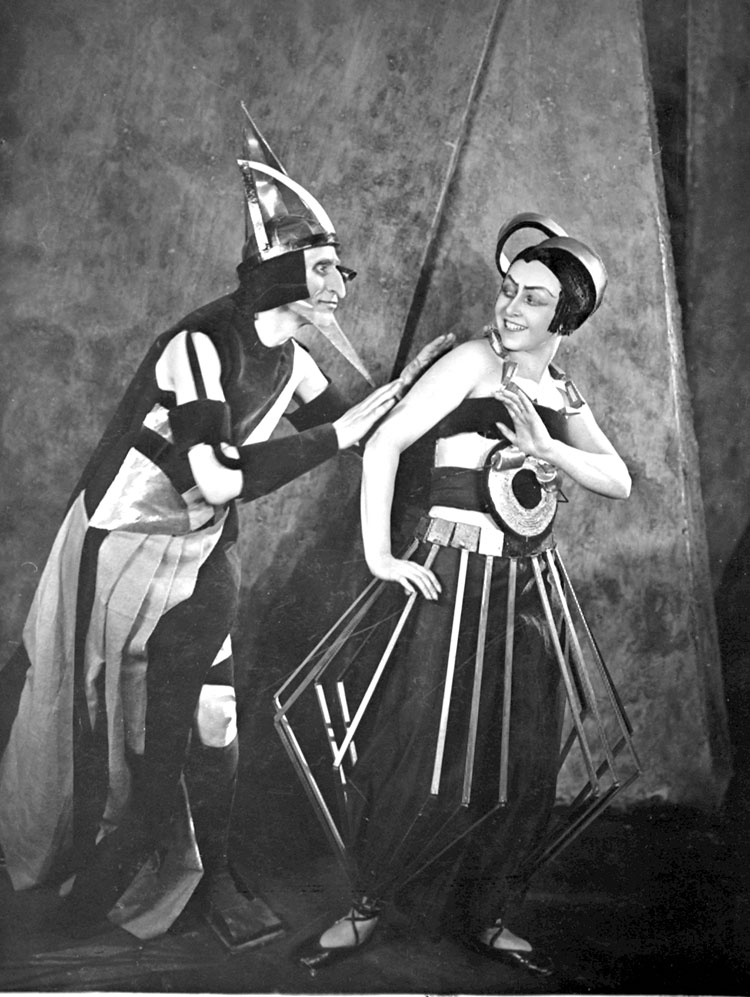 让人大开眼界的苏联早期科幻片：《火星女王艾莉塔》