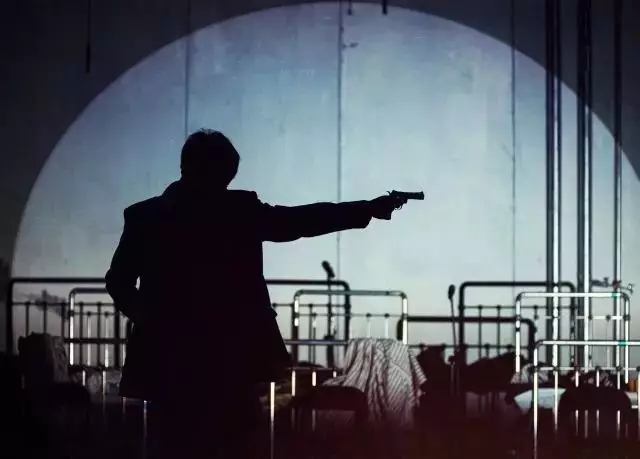 2022戏剧《他有两把左轮手枪和黑白相间的眼睛》杭州站剧目介绍及门票预览