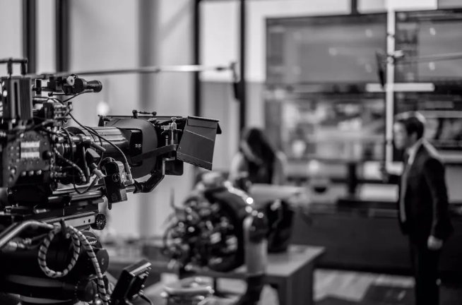 《狂暴巨兽》：A级片视效的怪兽电影