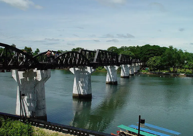 《桂河大桥》：疯狂而荒诞的战争