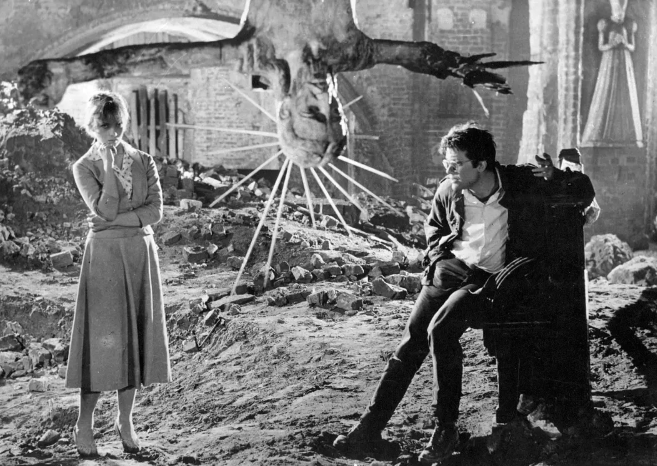 《灰烬与钻石》：战争与和平