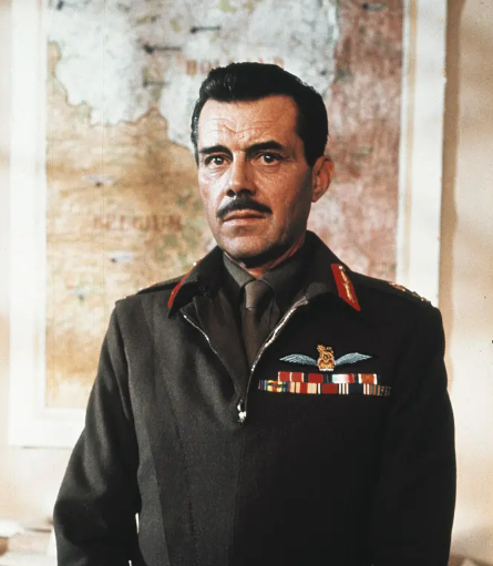 《遥远的桥》:战争的荒谬与反英雄主义 《遥远的桥》:战争的荒谬与反英雄主义