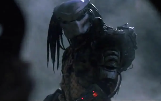 《铁血战士》：讽刺又励志的情节