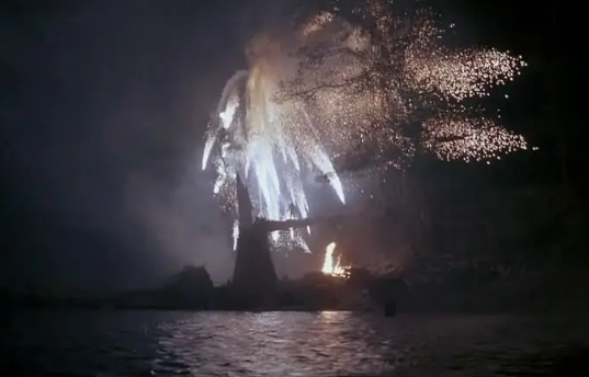 《铁血战士》：讽刺又励志的情节