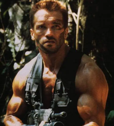 《铁血战士》：讽刺又励志的情节