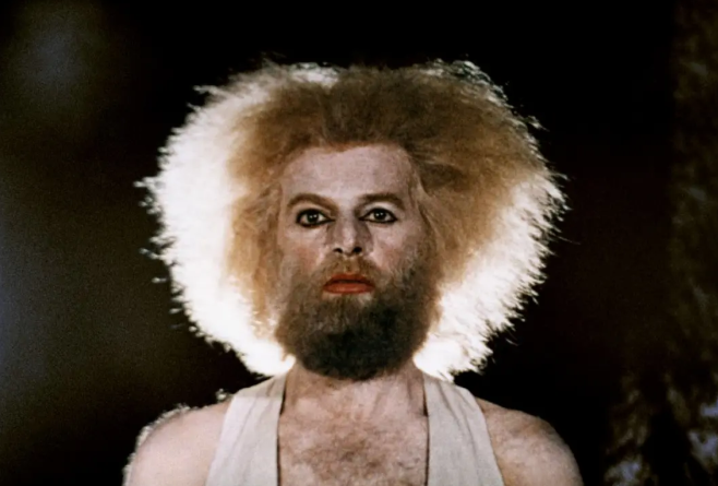 《鼹鼠》:十字架上挂着的是一头羊 《鼹鼠》:十字架上挂着的是一头羊