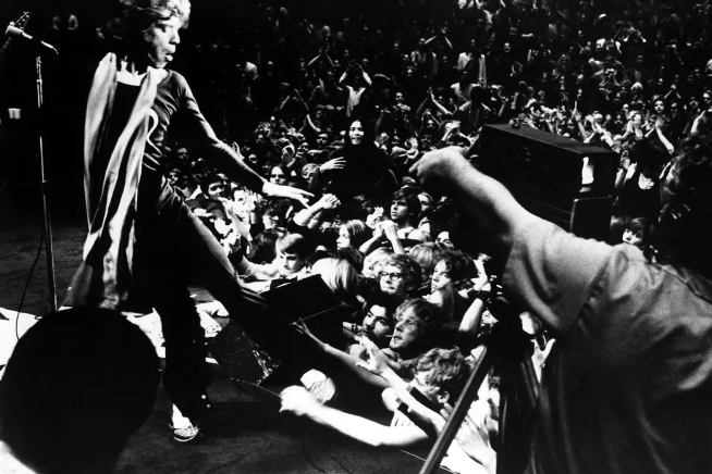 《给我庇护》:六十年代的爱与和平 《给我庇护》:六十年代的爱与和平