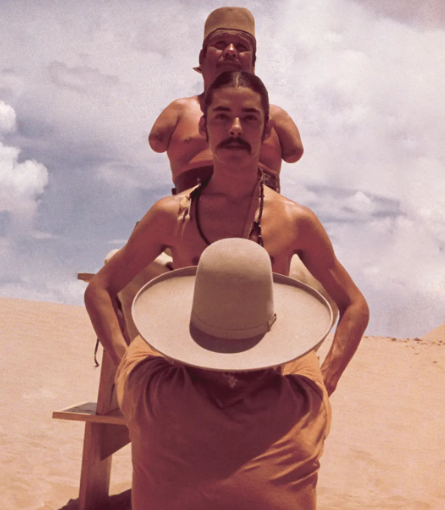 《鼹鼠》:十字架上挂着的是一头羊 《鼹鼠》:十字架上挂着的是一头羊