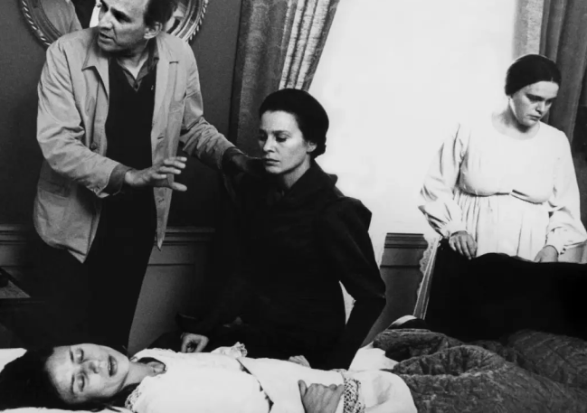 《哭喊与低语》：在死亡面前呼喊爱