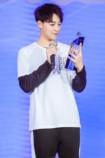 2022伍嘉成杭州演唱会门票价格+演出安排