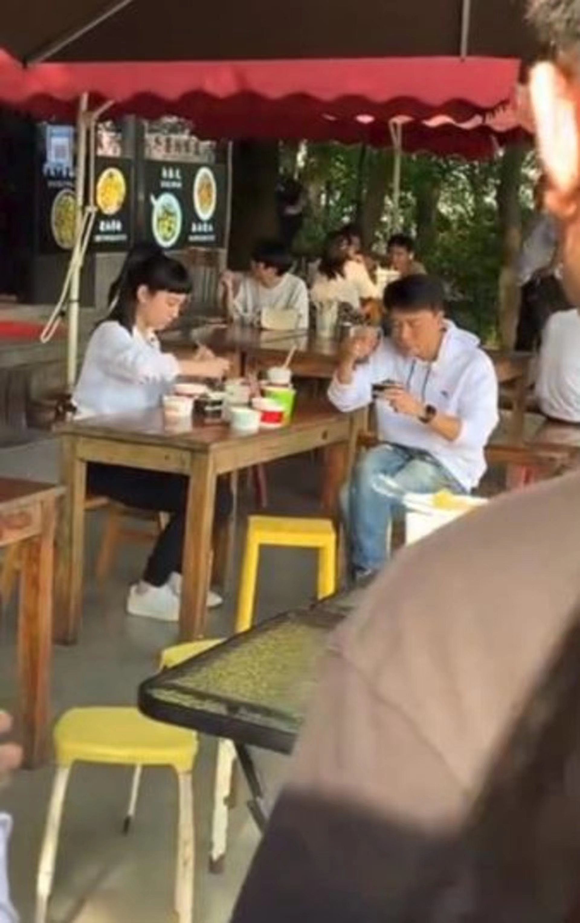 声生不息｜微博网友赞香港艺人接地气；炎明熹爬山，有人超市遇林子祥