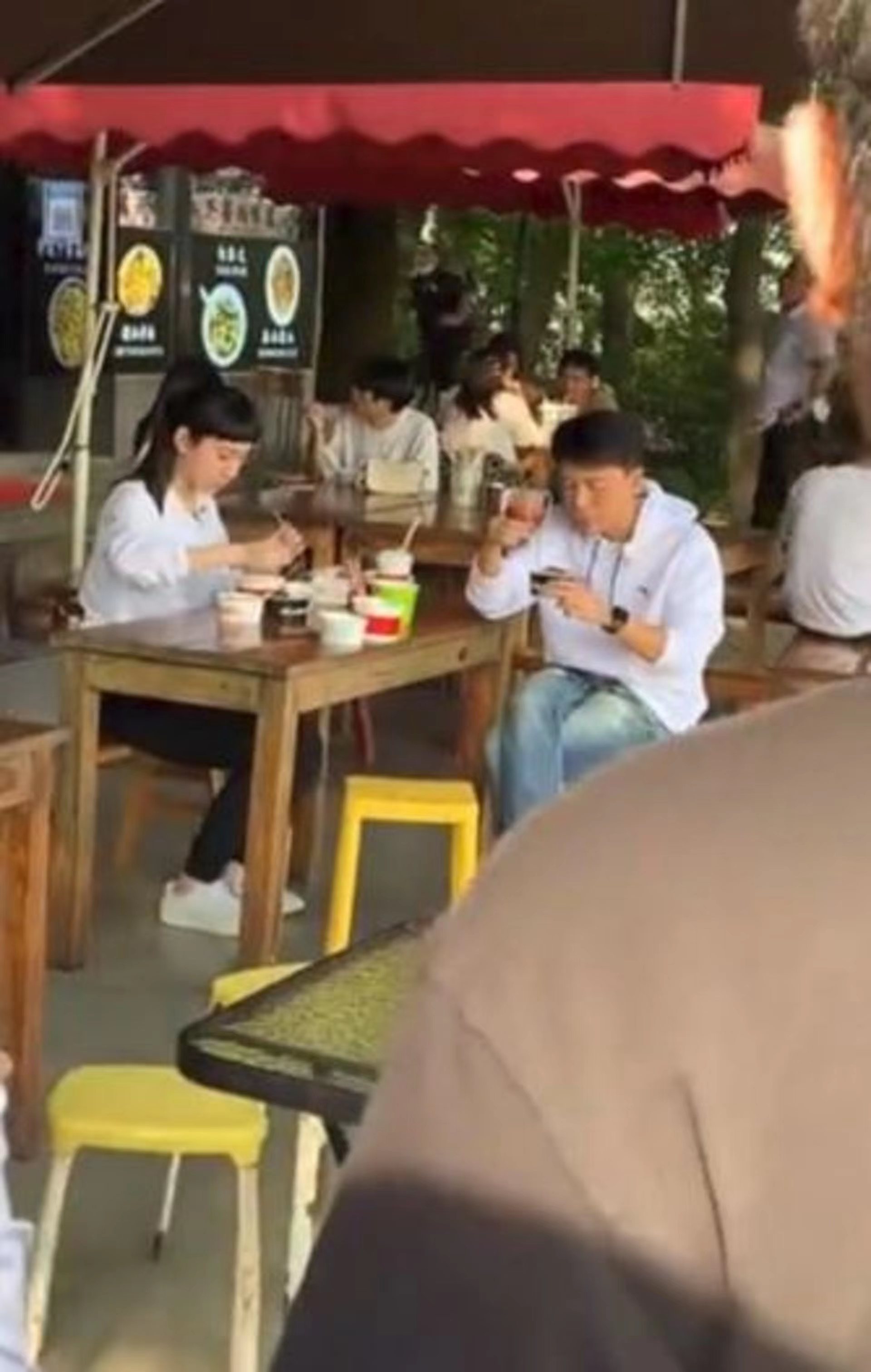 声生不息｜微博网友赞香港艺人接地气；炎明熹爬山，有人超市遇林子祥