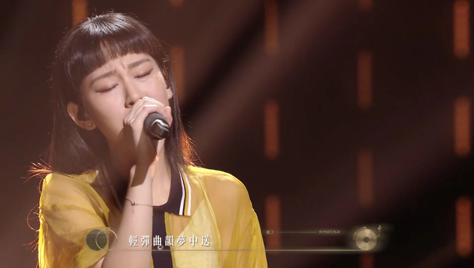 声生不息｜炎明熹与抗疫护士母亲“合唱”超催泪　可爱童年照曝光