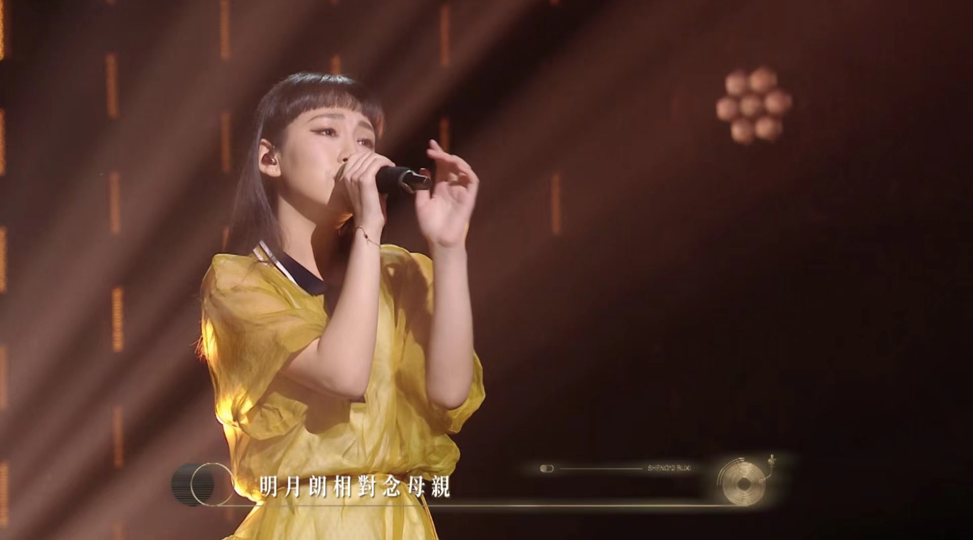 声生不息｜炎明熹与抗疫护士母亲“合唱”超催泪　可爱童年照曝光