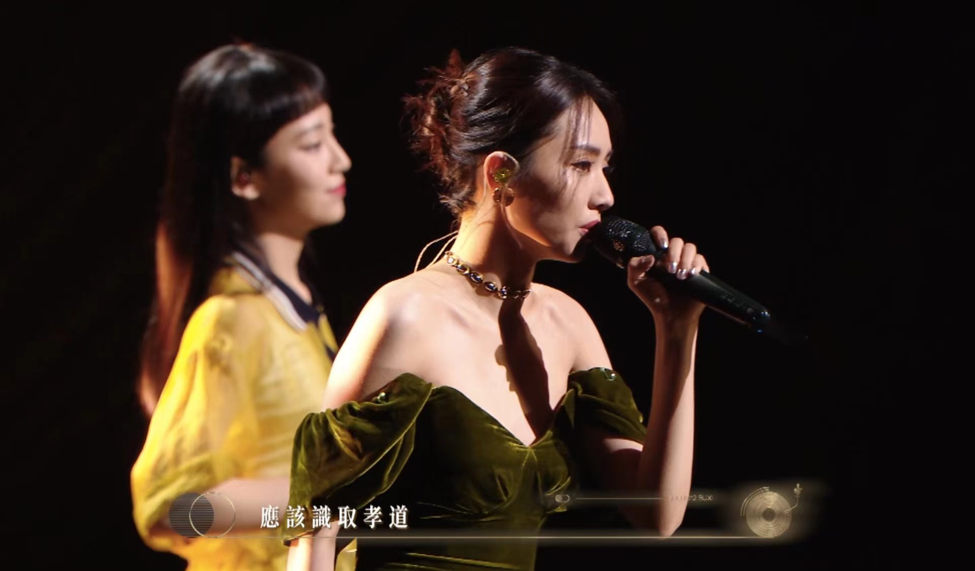 声生不息｜炎明熹与抗疫护士母亲“合唱”超催泪　可爱童年照曝光