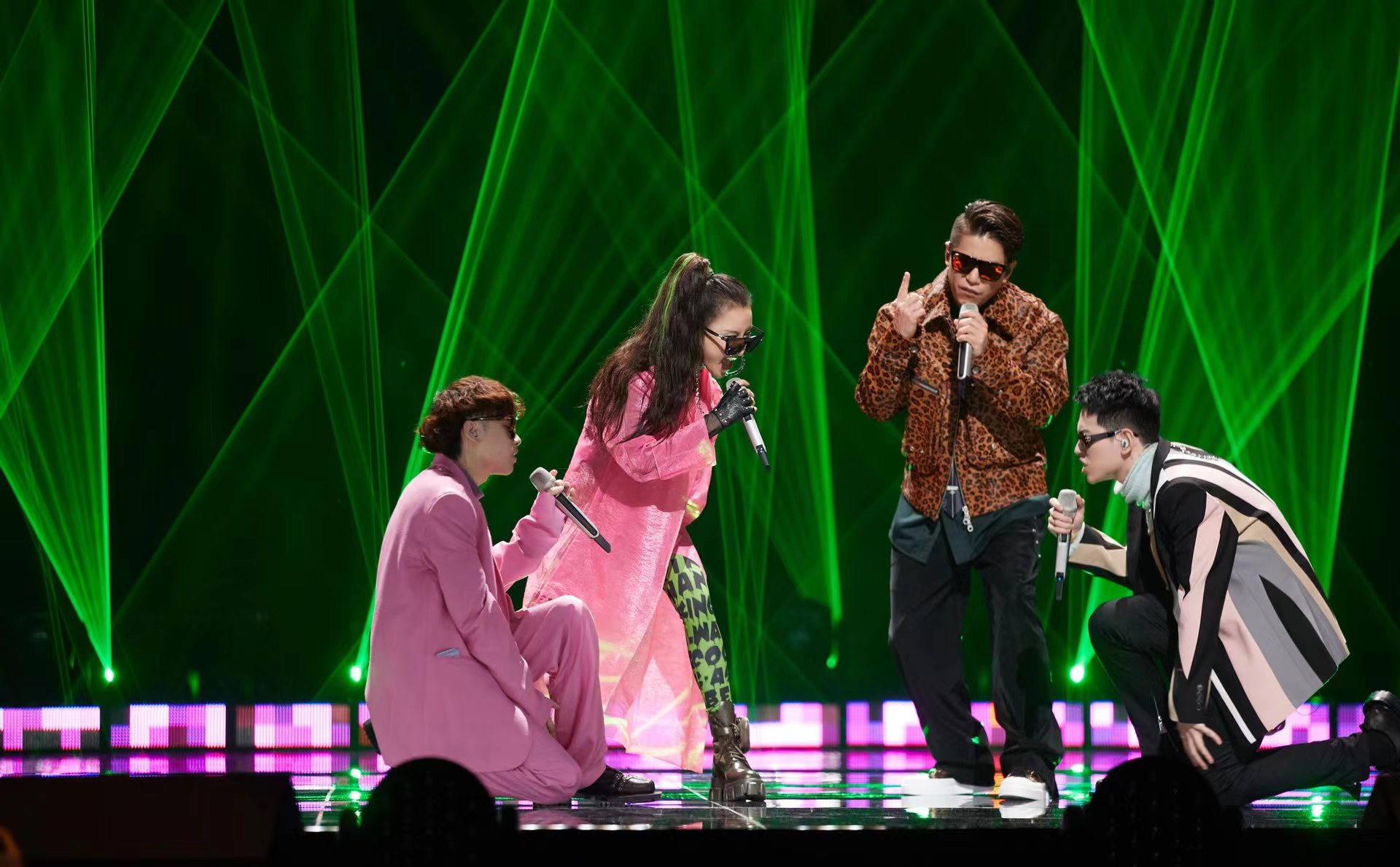 声生不息︱杨千嬅率领两代歌手唱《高山低谷》网友赞好听过原唱