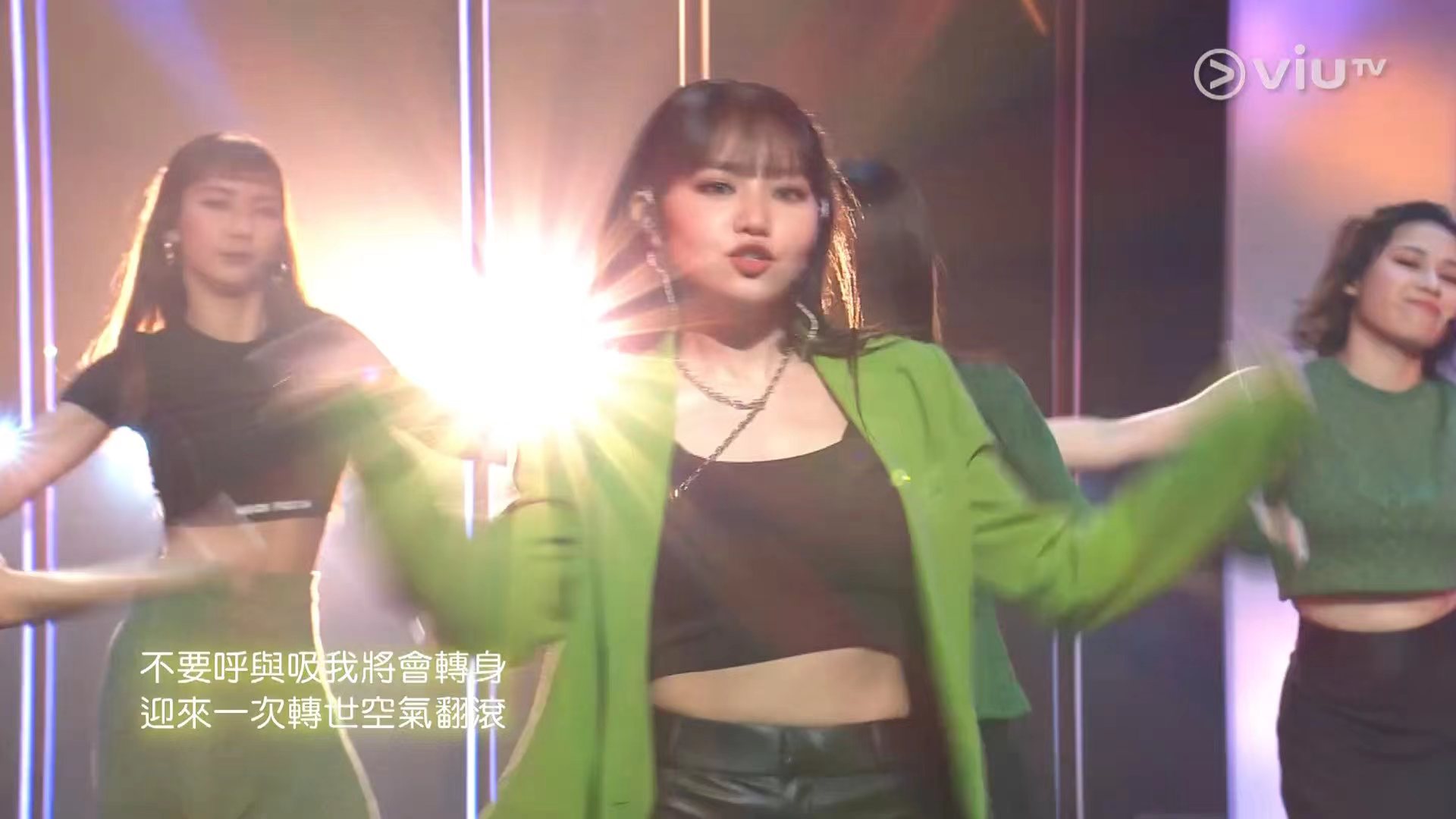 CHILL CLUB｜COLLAR首度现身献唱女团经典　为年底演唱会热身