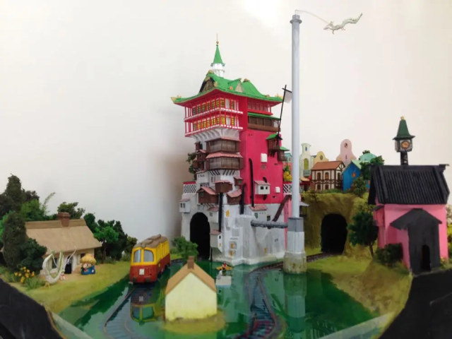 动漫｜高龄模型师制作《魔女宅急便》铁道场景模型 火车还可以行驶在上面！