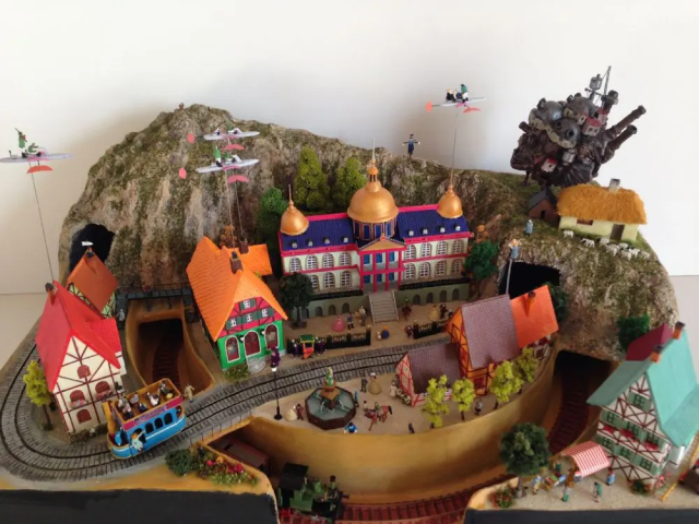 动漫｜高龄模型师制作《魔女宅急便》铁道场景模型 火车还可以行驶在上面！