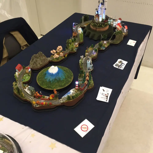 动漫｜高龄模型师制作《魔女宅急便》铁道场景模型 火车还可以行驶在上面！