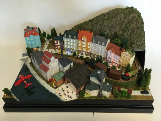 动漫｜高龄模型师制作《魔女宅急便》铁道场景模型 火车还可以行驶在上面！