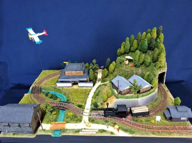 动漫｜高龄模型师制作《魔女宅急便》铁道场景模型 火车还可以行驶在上面！