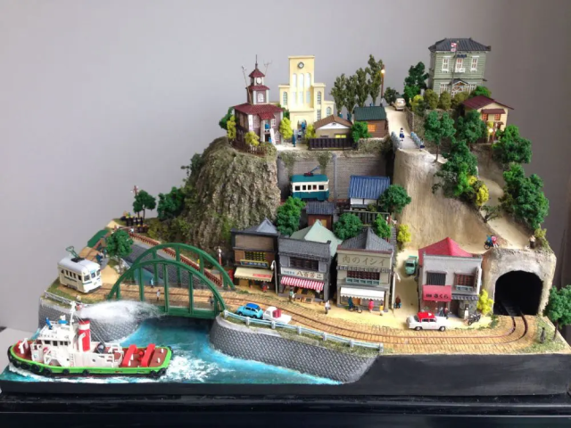 动漫｜高龄模型师制作《魔女宅急便》铁道场景模型 火车还可以行驶在上面！