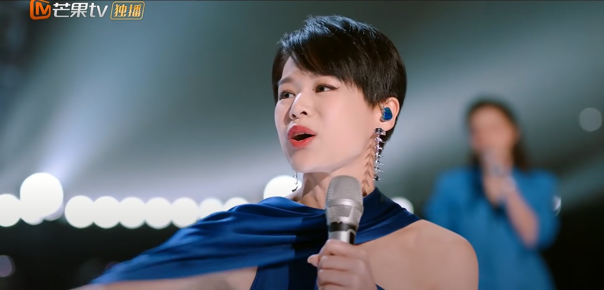 乘风破浪 | Jessica郑秀妍受力捧? 主题曲MV令吴谨言沦为配角 乘风破浪 | Jessica郑秀妍受力捧? 主题曲MV令吴谨言沦为配角