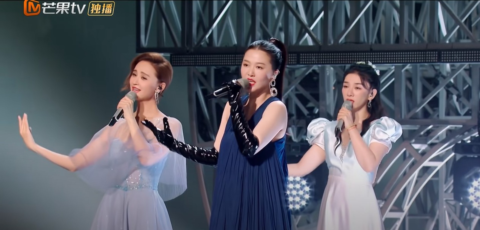 乘风破浪 | Jessica郑秀妍受力捧? 主题曲MV令吴谨言沦为配角 乘风破浪 | Jessica郑秀妍受力捧? 主题曲MV令吴谨言沦为配角