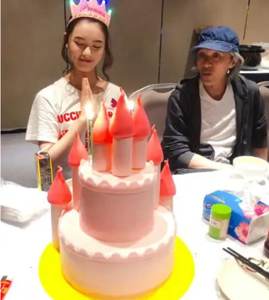 “星爷”陪“林允”庆生,是在“美人鱼2”剧组吗? “星爷”陪“林允”庆生,是在“美人鱼2”剧组吗?