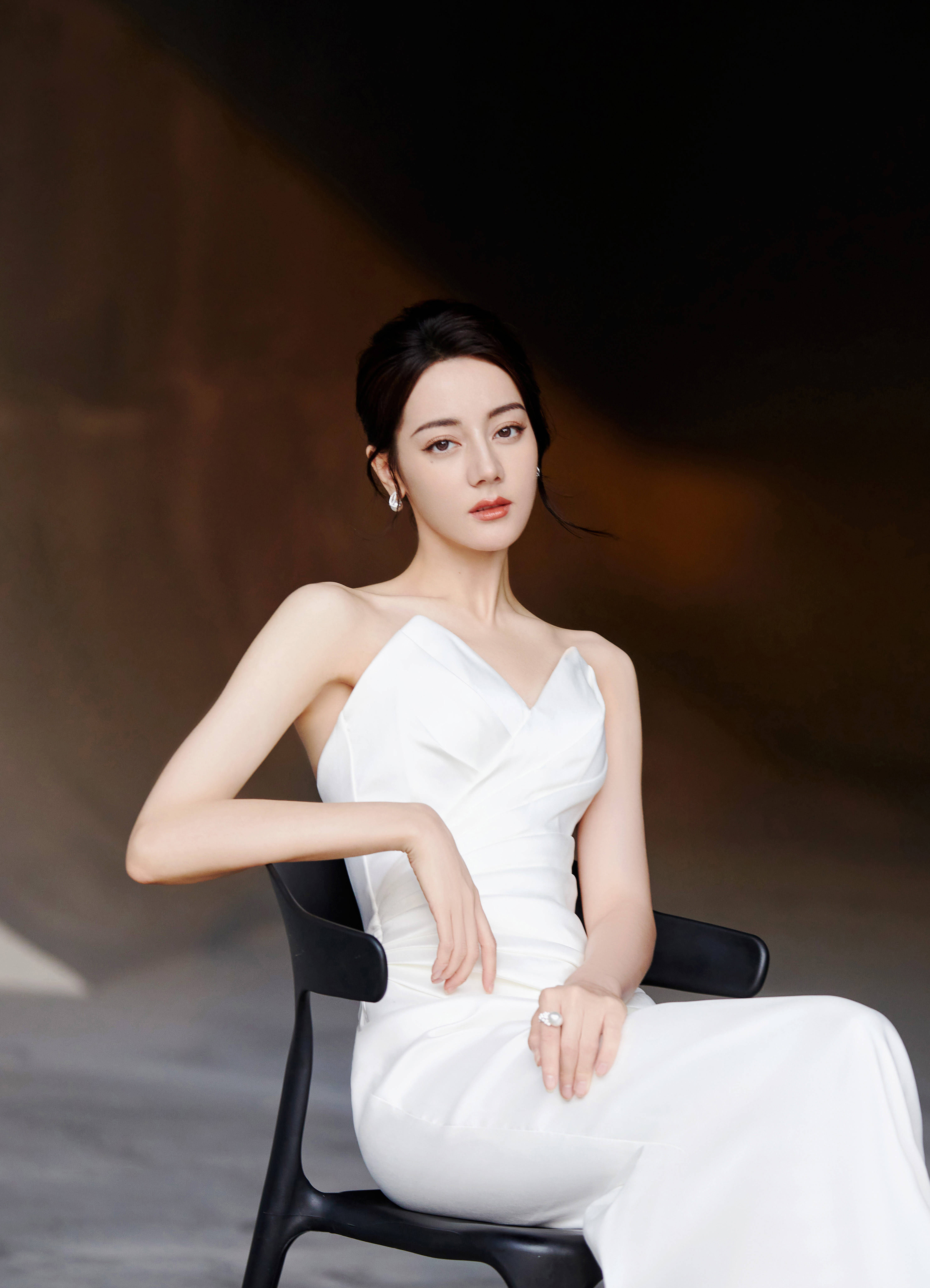 迪丽热巴化身“仙气白天鹅”! 花苞裙内极致锁骨线条超美 迪丽热巴化身“仙气白天鹅”! 花苞裙内极致锁骨线条超美