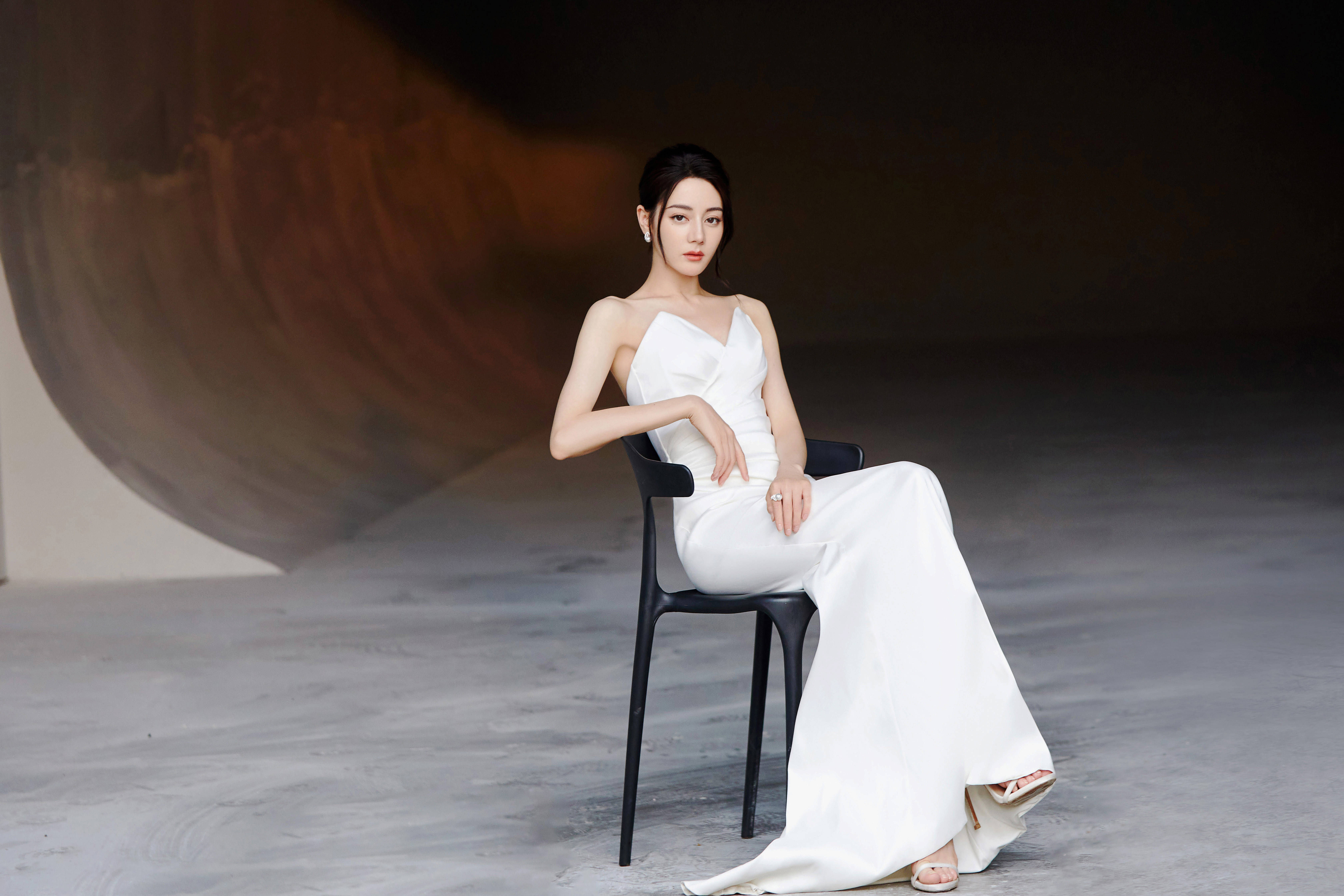 迪丽热巴化身“仙气白天鹅”! 花苞裙内极致锁骨线条超美 迪丽热巴化身“仙气白天鹅”! 花苞裙内极致锁骨线条超美