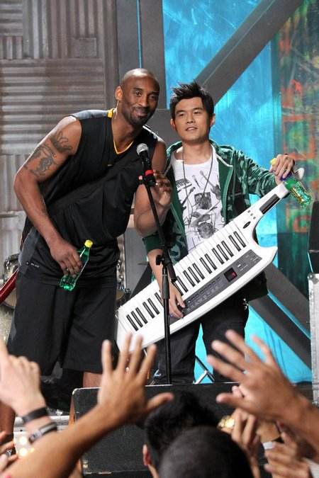 《天地一斗》是周杰伦和谁合唱的歌曲? 《天地一斗》是周杰伦和谁合唱的歌曲?